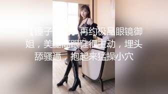 淫妻的标配 老公舒服 逼里一根 嘴里一根 手上玩着两根 一刻不停地被五根大鸡巴连续内射 骚逼灌满精液 太淫荡太诱惑