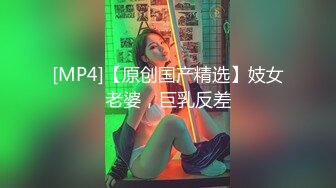 商场女厕全景偷拍 破洞牛仔少妇的极品小黑鲍