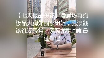 两个妹子大力塞穴轮流把罐装可乐瓶往小穴里塞很会玩