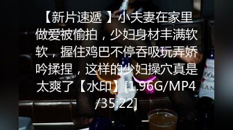 六月新流出破解隔壁老王家客厅的私生活真搞笑一边看电视一边做操